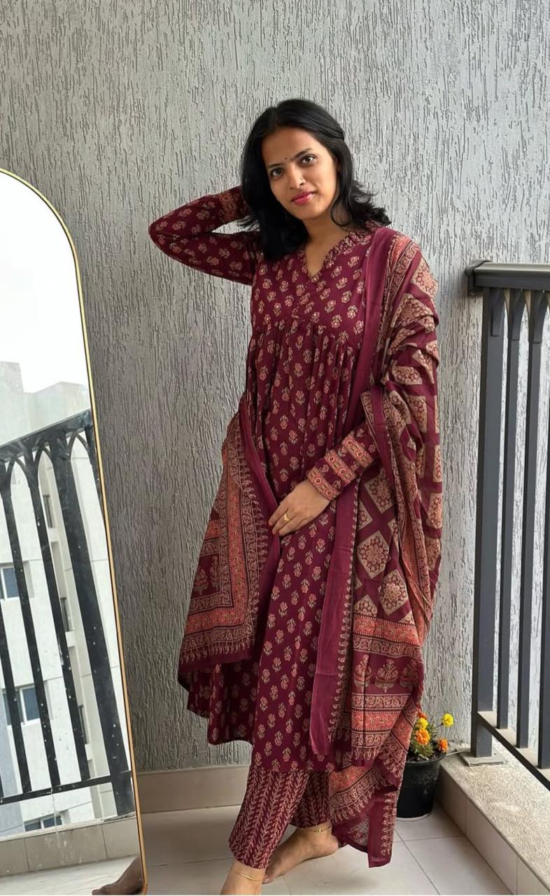 FESTIVAL SPECIAL COTTAN KURTI WITH PANTS AND DUPATTA.