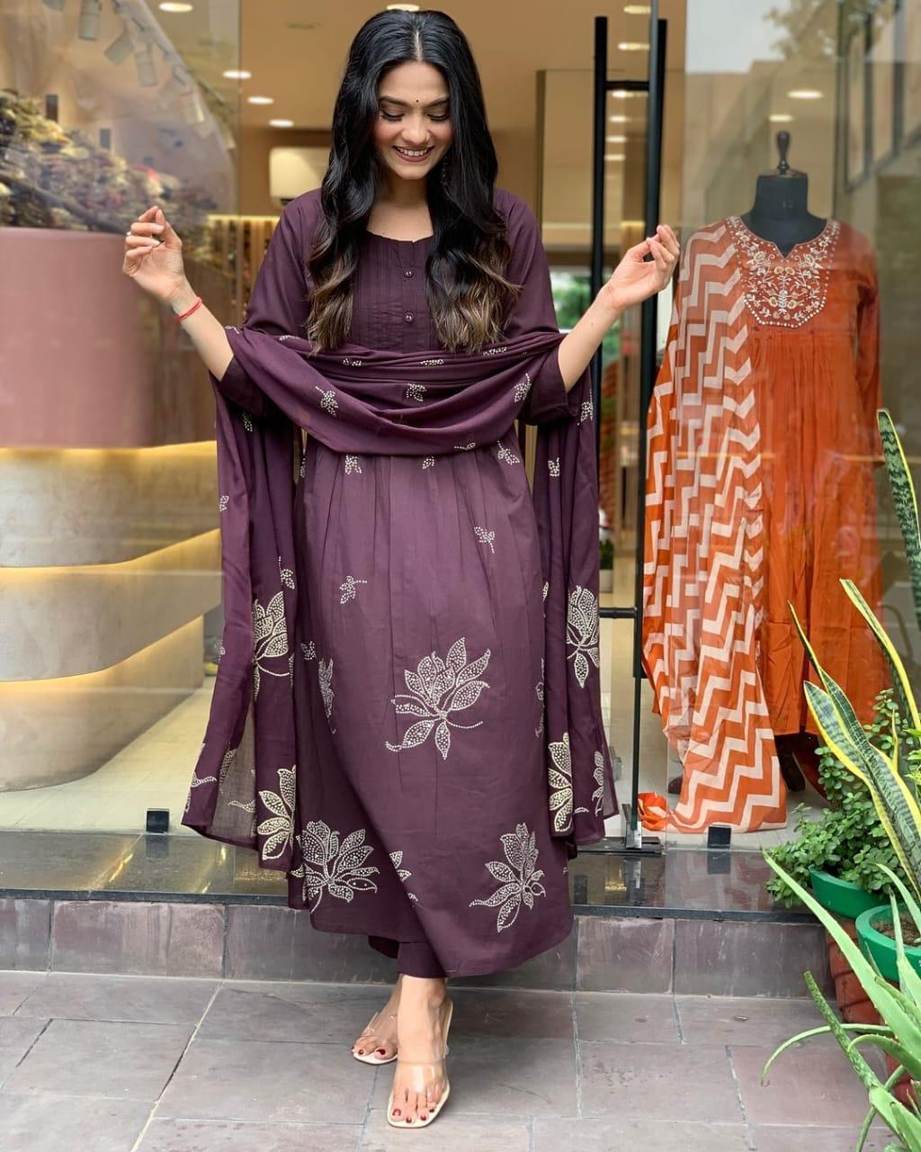 ROYAL PLUM ELEGANCE – Where Tradition Meets Trend