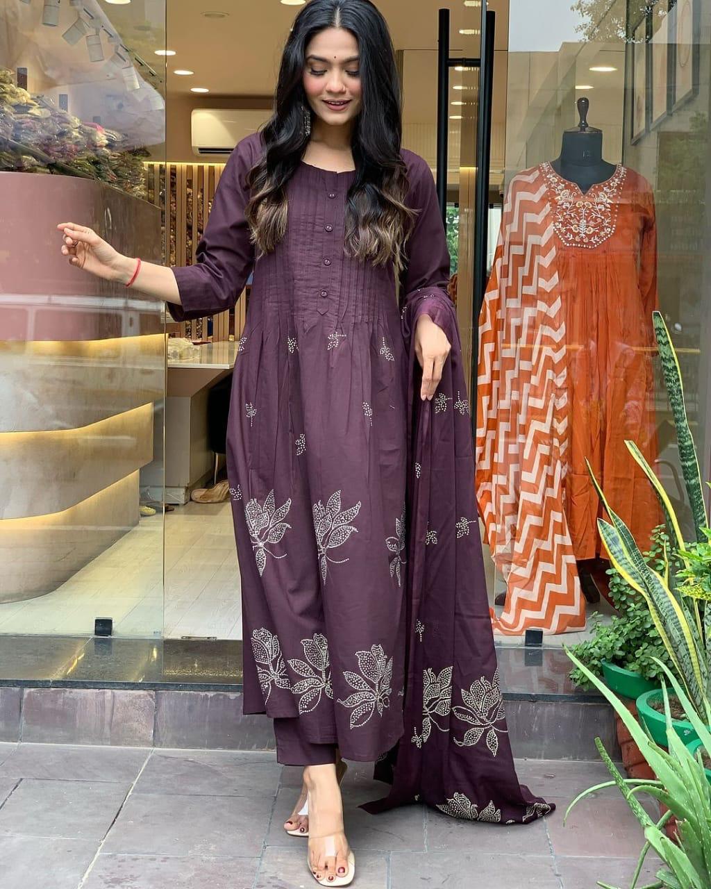 ROYAL PLUM ELEGANCE – Where Tradition Meets Trend