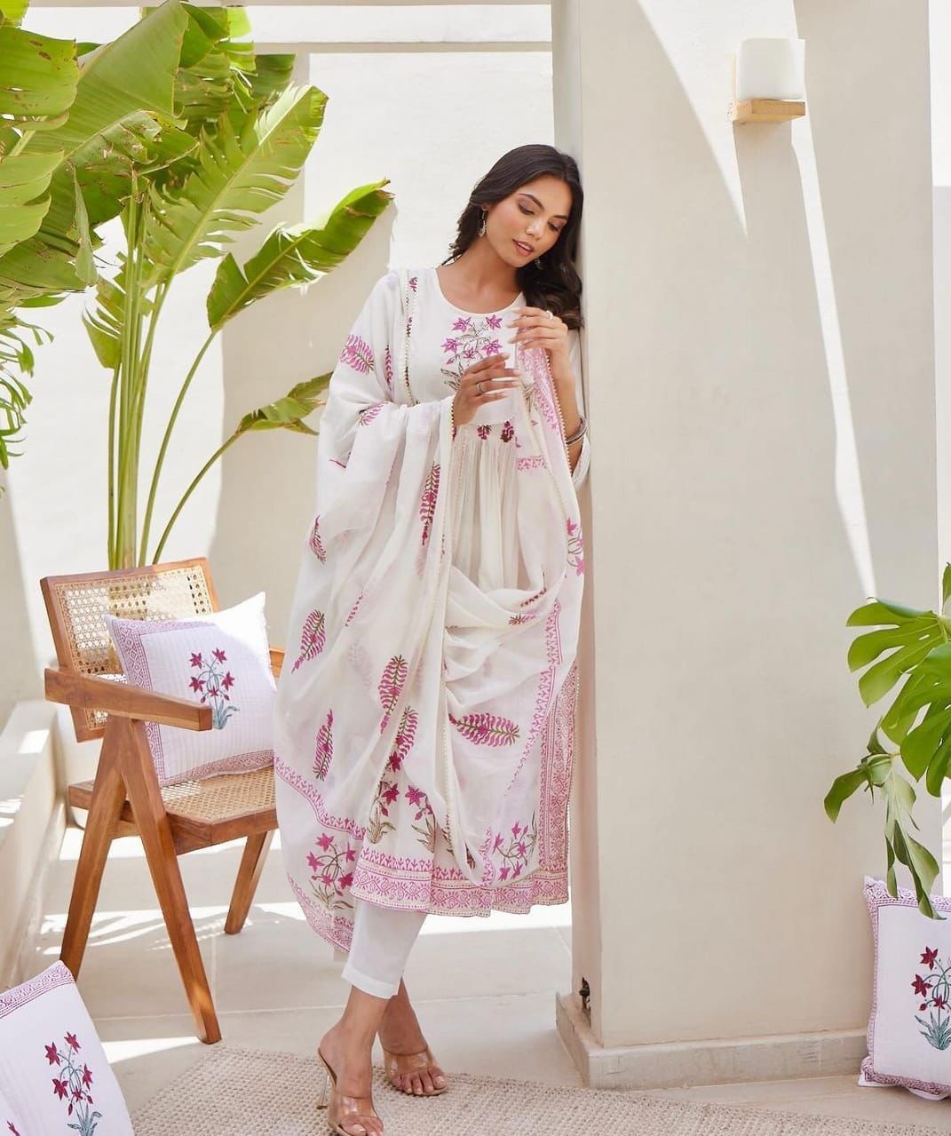 Floral Print White Cotton Kurti Set.