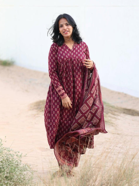 FESTIVAL SPECIAL COTTAN KURTI WITH PANTS AND DUPATTA.