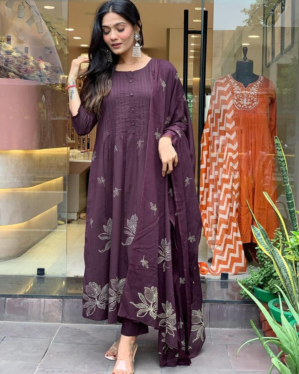 ROYAL PLUM ELEGANCE – Where Tradition Meets Trend