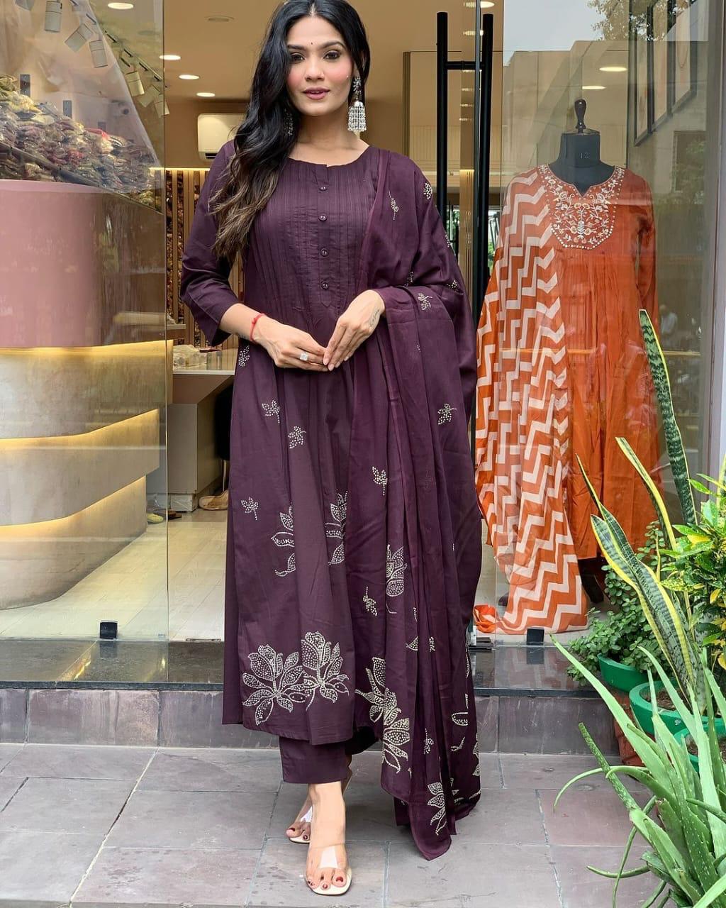 ROYAL PLUM ELEGANCE – Where Tradition Meets Trend